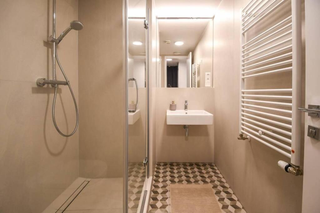 Skypark Luxury With Skyline View & Free Parking Apartment Pressburg